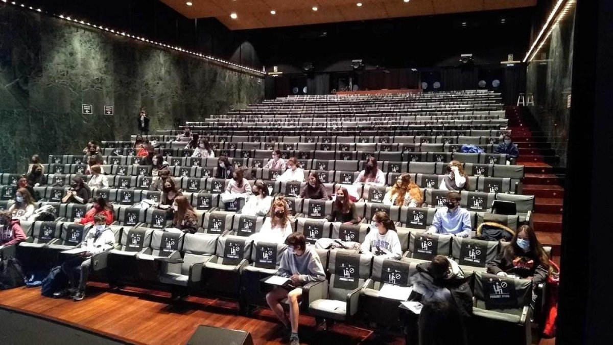Prop de 200 alumnes al 14è Dictat Nacional
