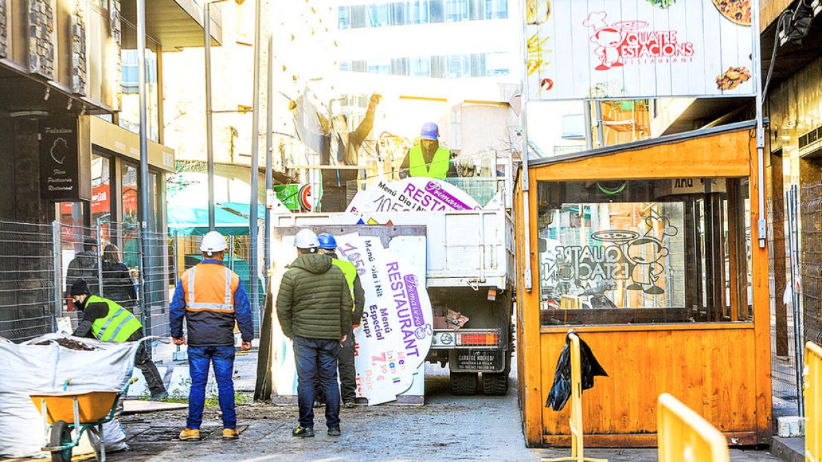 Inici de les obres de pacificació al carrer callaueta