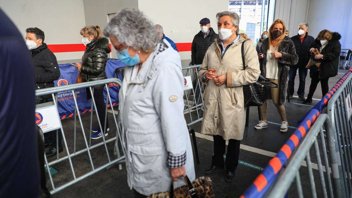 Ciutadans fan cua a les deu del matí per rebre la vacuna
