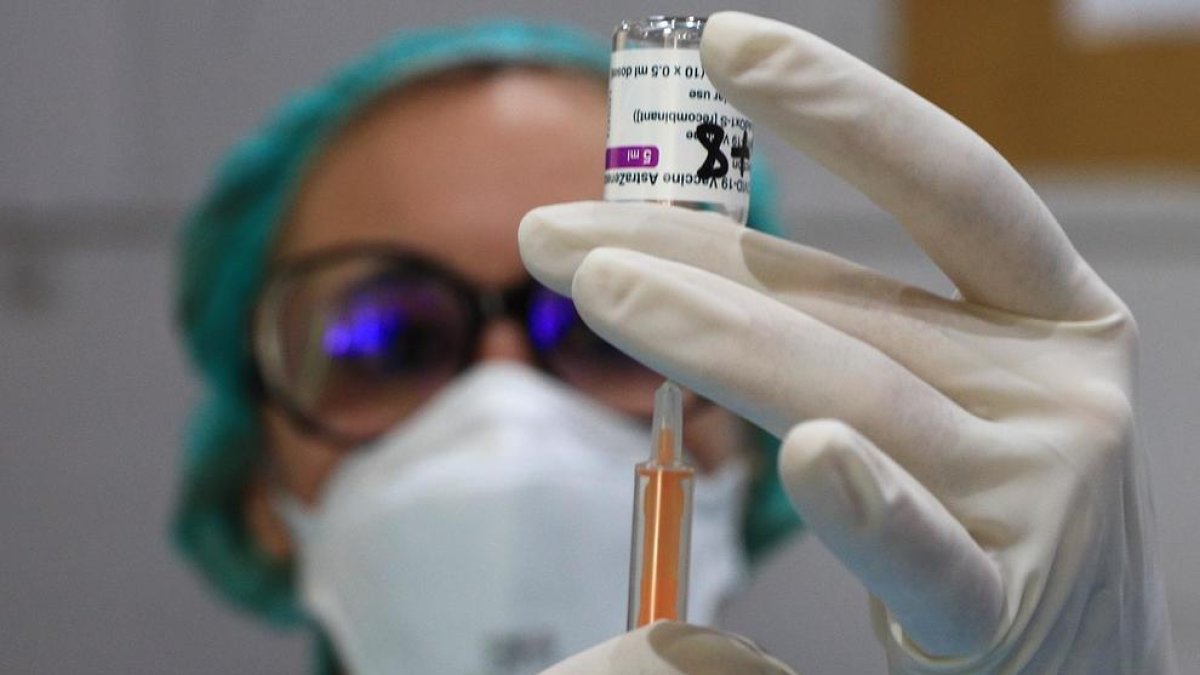 Una infermera del SAAS amb una vacuna AstraZeneca