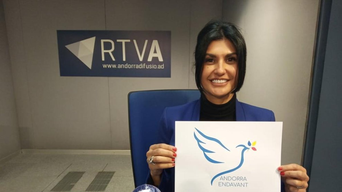 Carine Montaner amb la imatge del partit que crearà