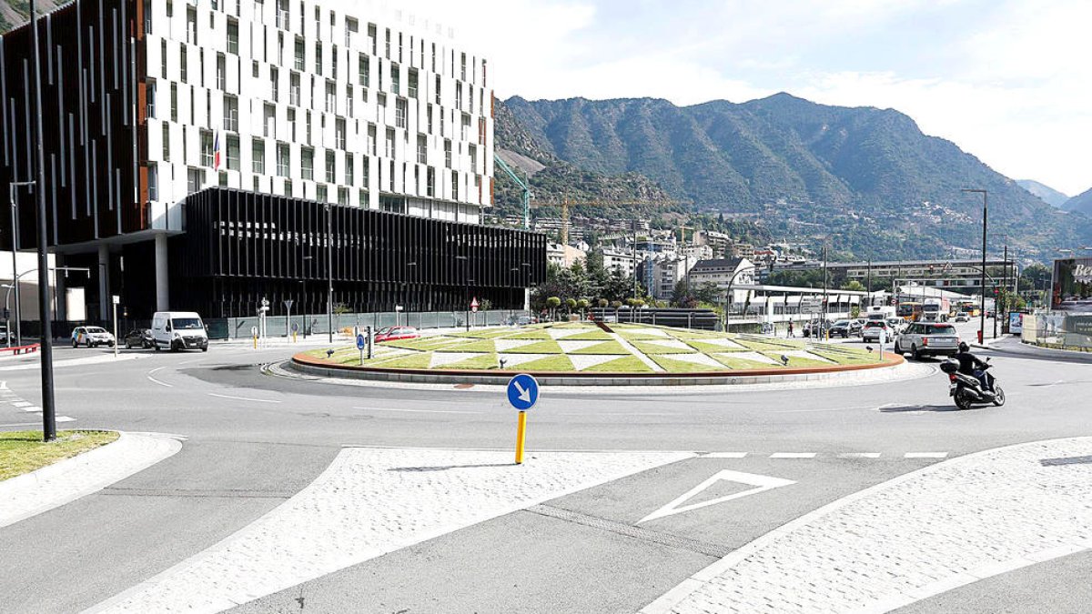 Les obres de la xarxa de calor de la capital arriben a la rotonda de la Comella