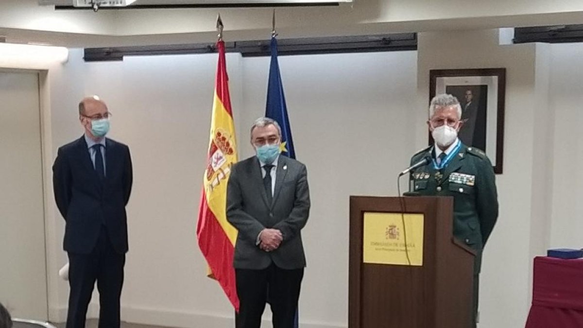 L'Ambaixada espanyola condecora al Coronel Macías
