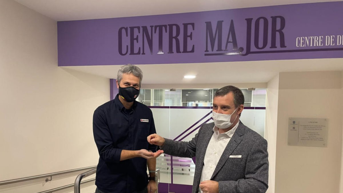Josep Majoral fa entrega de les claus del futur centre de dia a Jordi Fernández