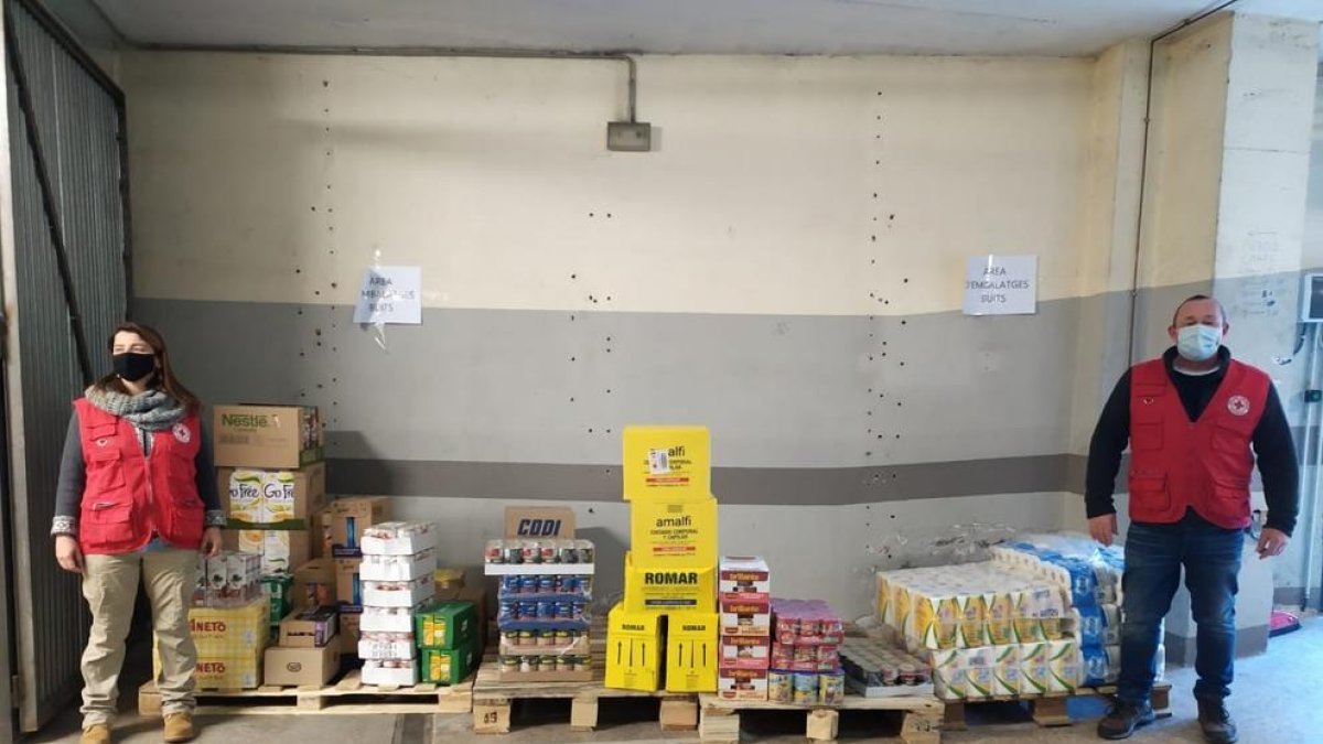 La Fundació Crèdit Andorrà dona 1.287 productes a Càritas i la Creu Roja