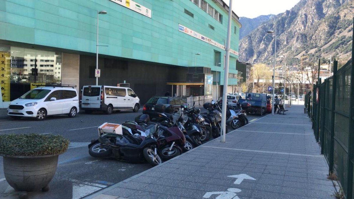 Motos caigudes pel vent a Escaldes