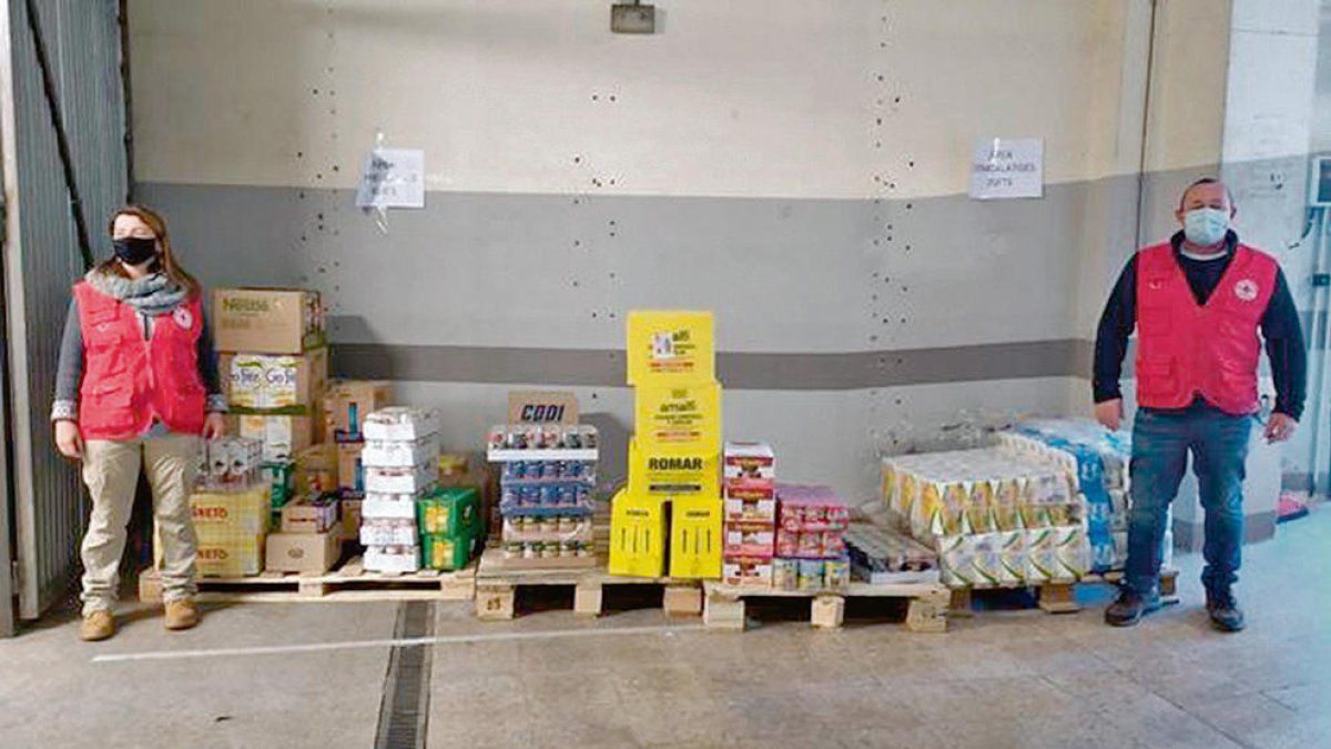 Crèdit Andorrà dona 1.287 productes a la Creu Roja i Càritas