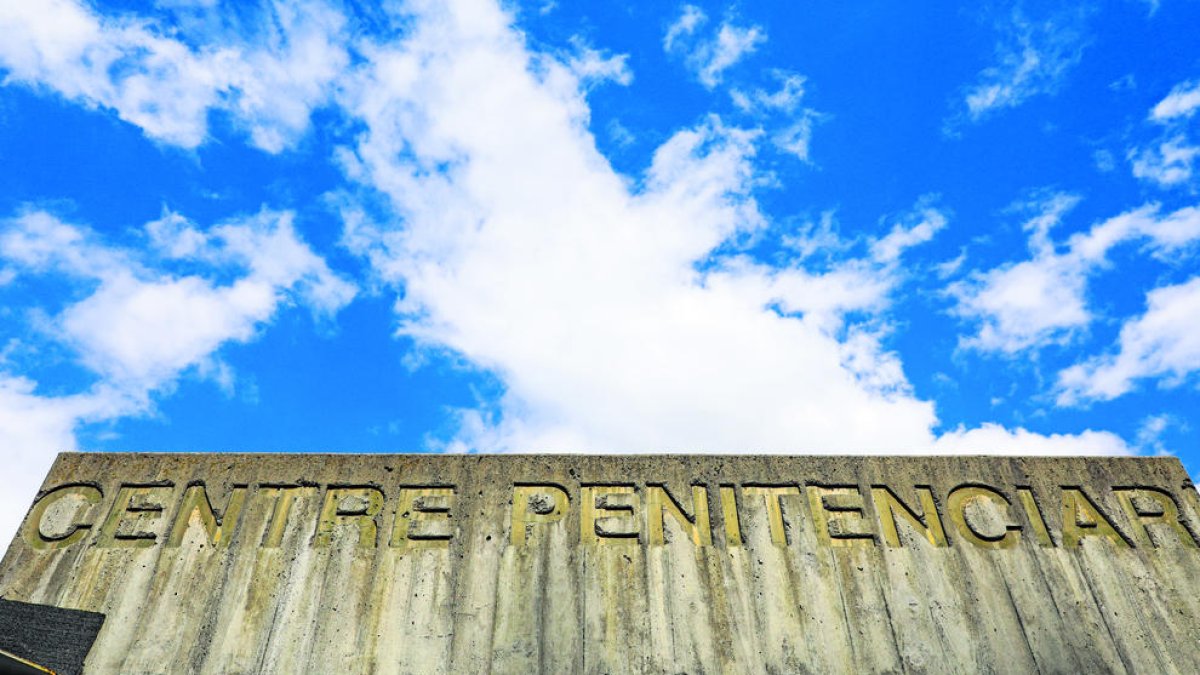 Malestar a la presó per les retallades i 'premis' a carcellers