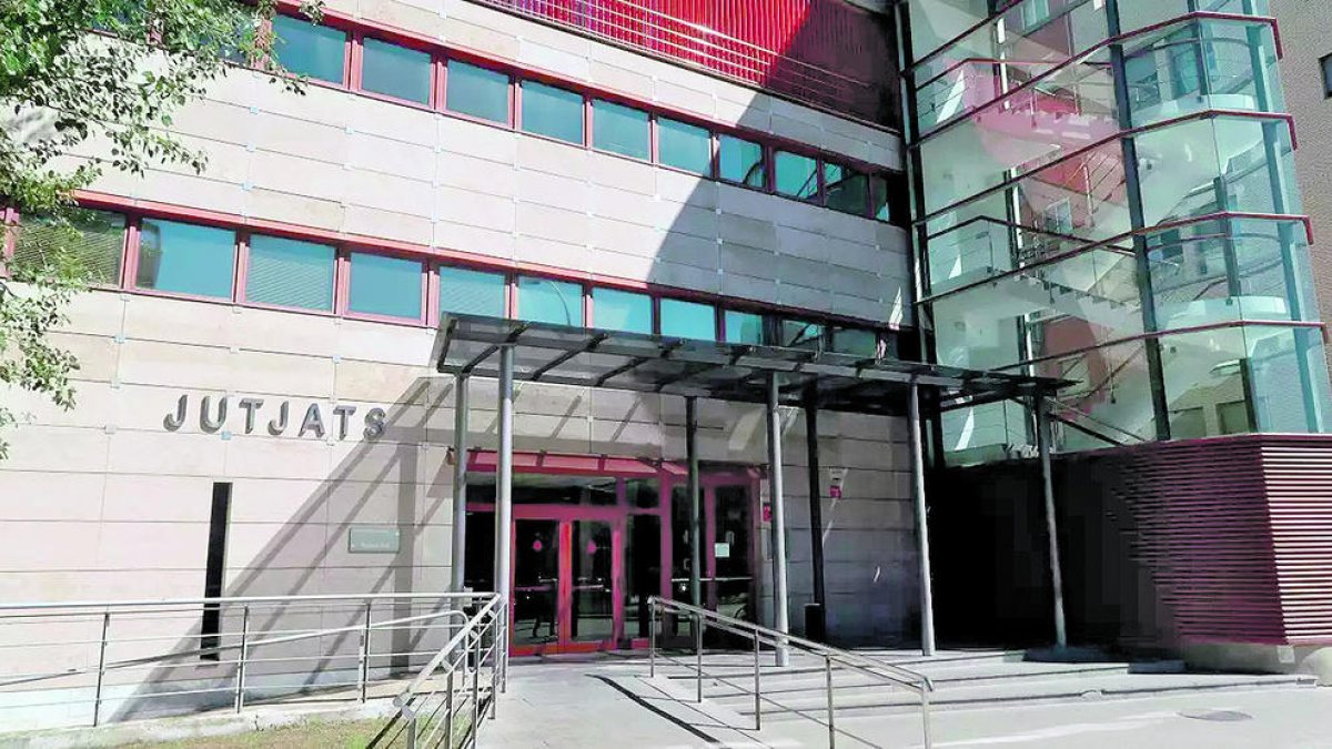 En recerca el pare que es va endur els quatre fills al país