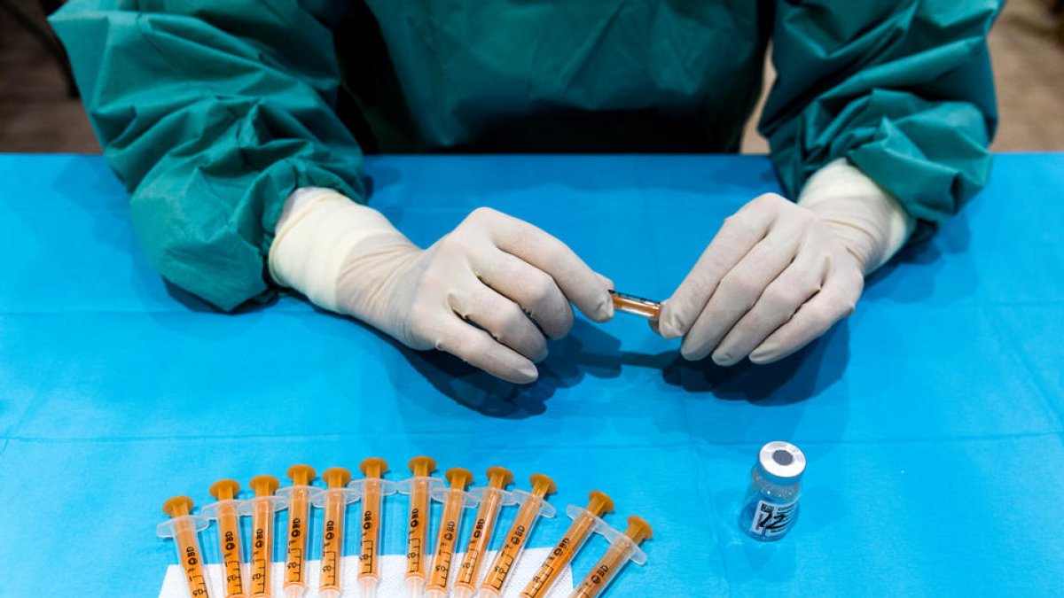 Salut decideix avui si reactiva la vacunació amb dosis d'AstraZeneca