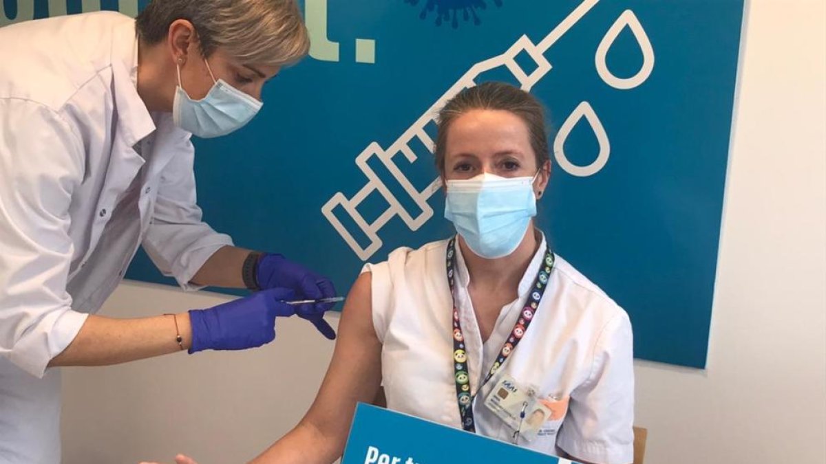 Professionals del SAAS vacunant-se avui divendres