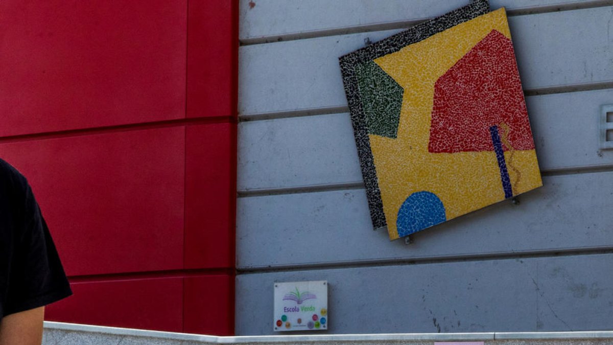 Tres ingressos més, 33 positius nous de coronaviurus i noves restriccions a les escoles