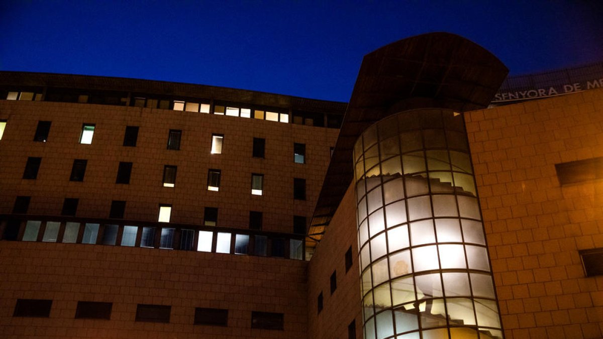 Cinquanta nous contagis i l'hospital suma tres ingressos