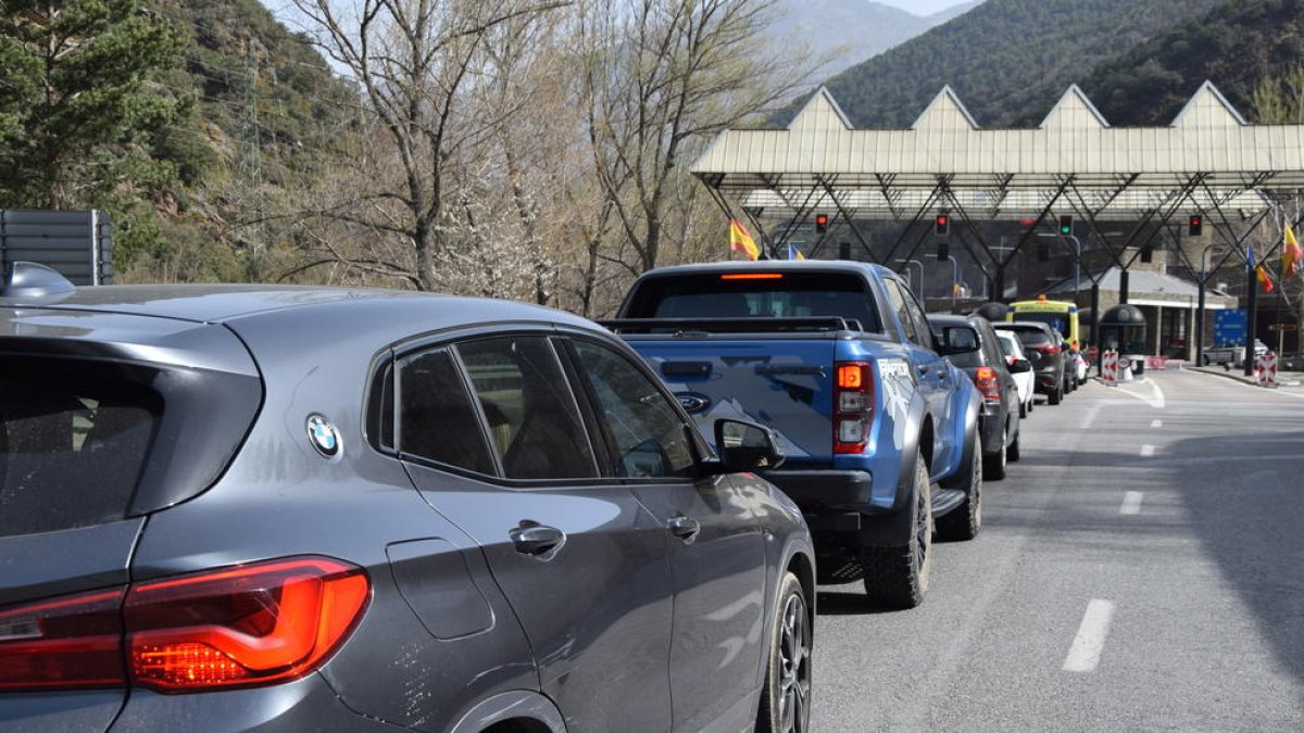 Les cues per accedir al país per Espanya arriben fins a la Seu