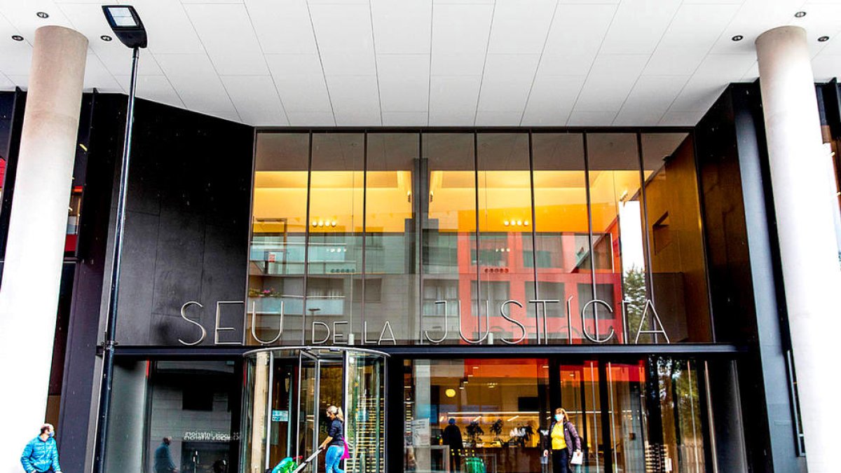 Tres anys condicionals per haver segrestat les dues filles