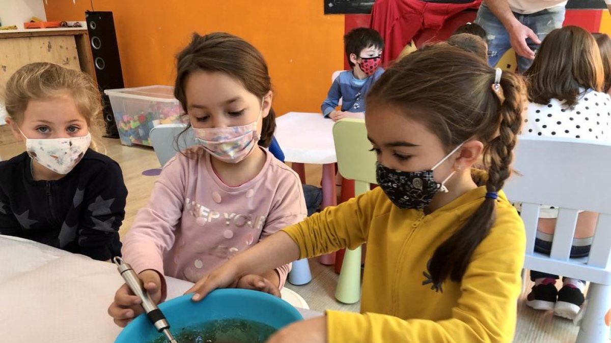 Infants de la Massana al taller de cuinar la mona de Pasqua