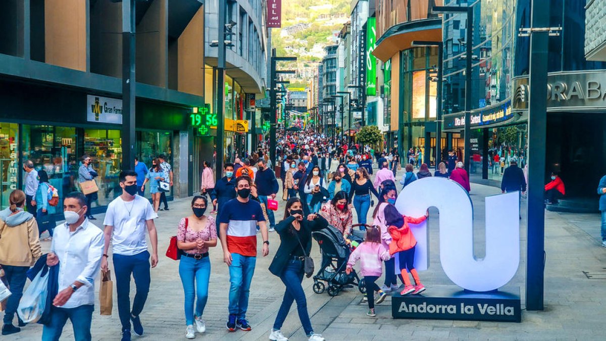 Els casos actius baixen dels 300 i se situen al nivell del setembre passat