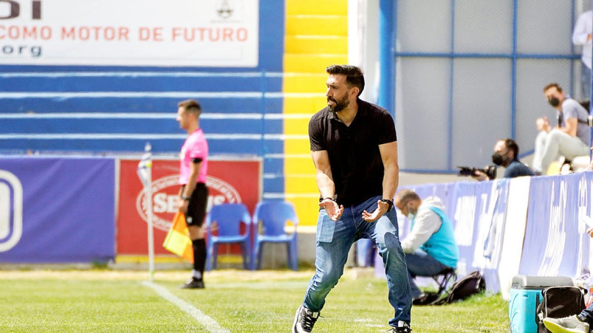 Eder Sarabia i Xabi Alonso, dos tècnics d'escola basca