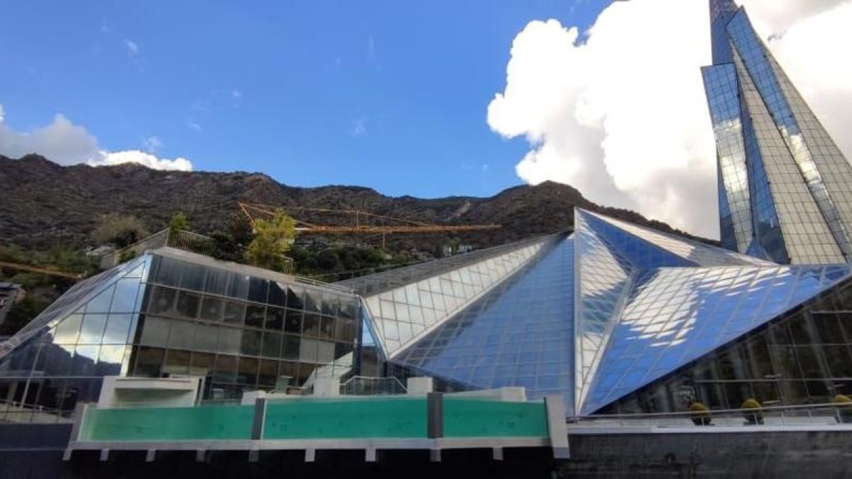 La piscina exterior de Caldea tornava a estar plena ahir al migdia