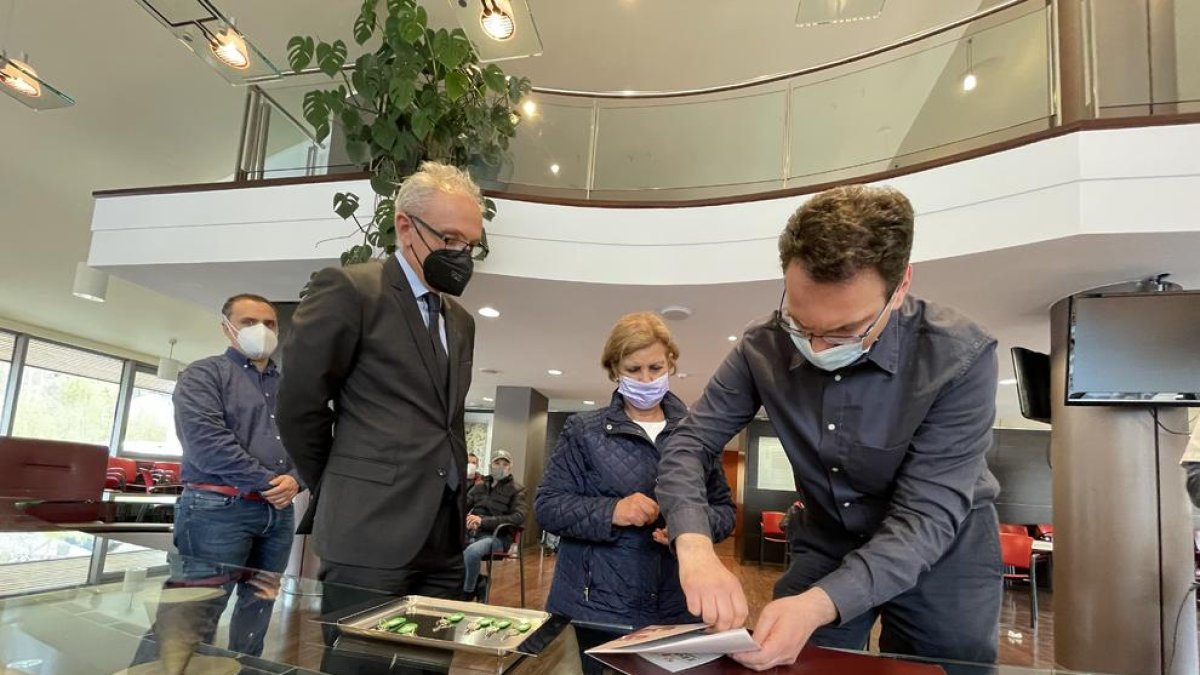 Entrega de les claus dels horts als padrins de la parròquia