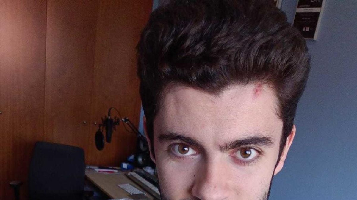 David Aguilar amb la pròtesi que ha dissenyat per al Beknur