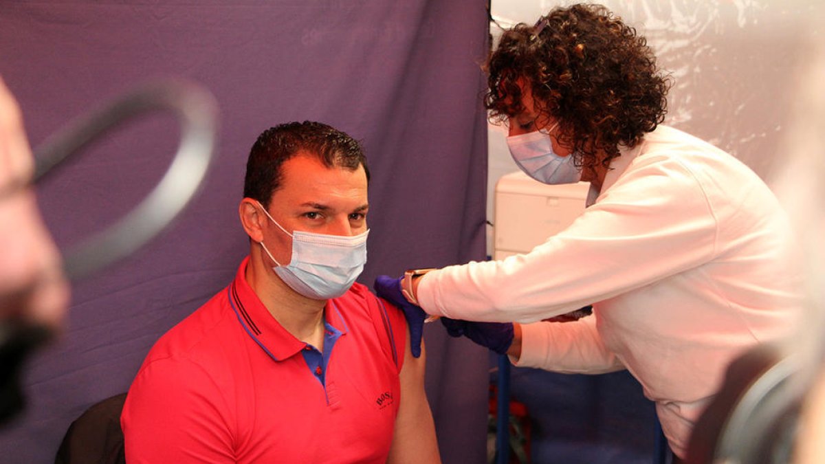 El ministre Gallardo vacunant-se el 24 d'abril