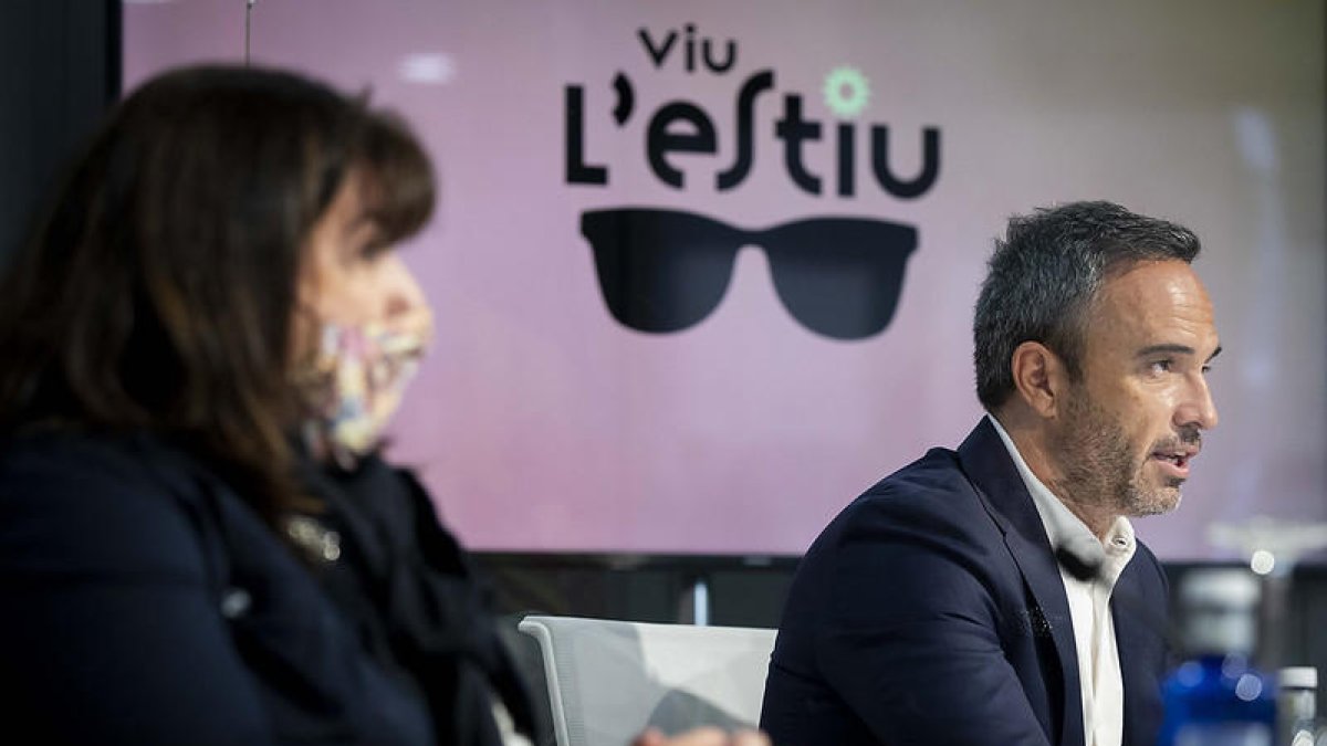 Meritxell Pujol, consellera de Social i Alain Cabanes, conseller d'Esports i de Joventut, durant la roda de premsa de presentació del programa 'Viu l'estiu 2021'