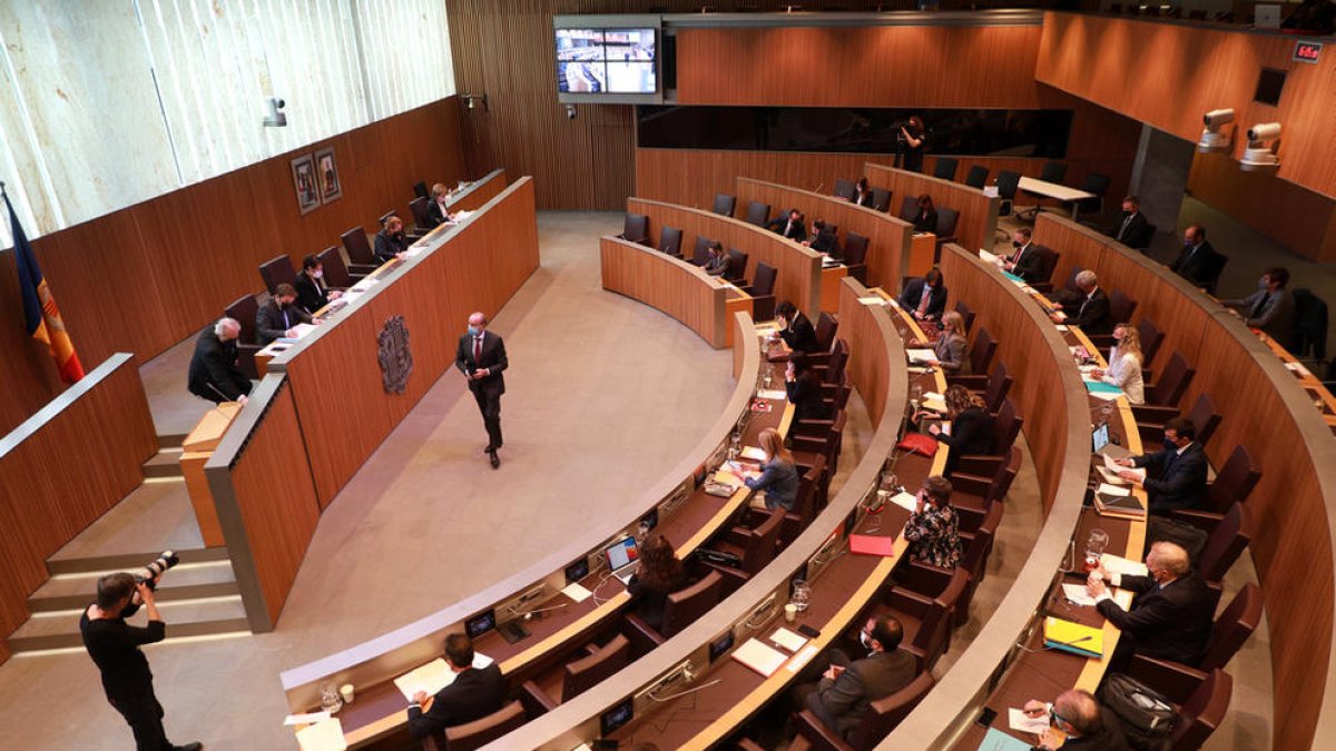 El debat de les pensions s'ajorna set dies per cercar més consens