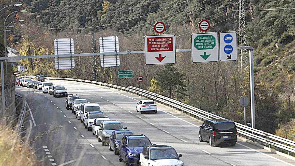 L'entrada de vehicles baixa un 21,1% durant els primers quatre mesos de l'any