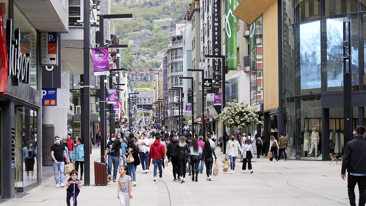 Els turistes omplen els eixos comercials i donen aire al sector