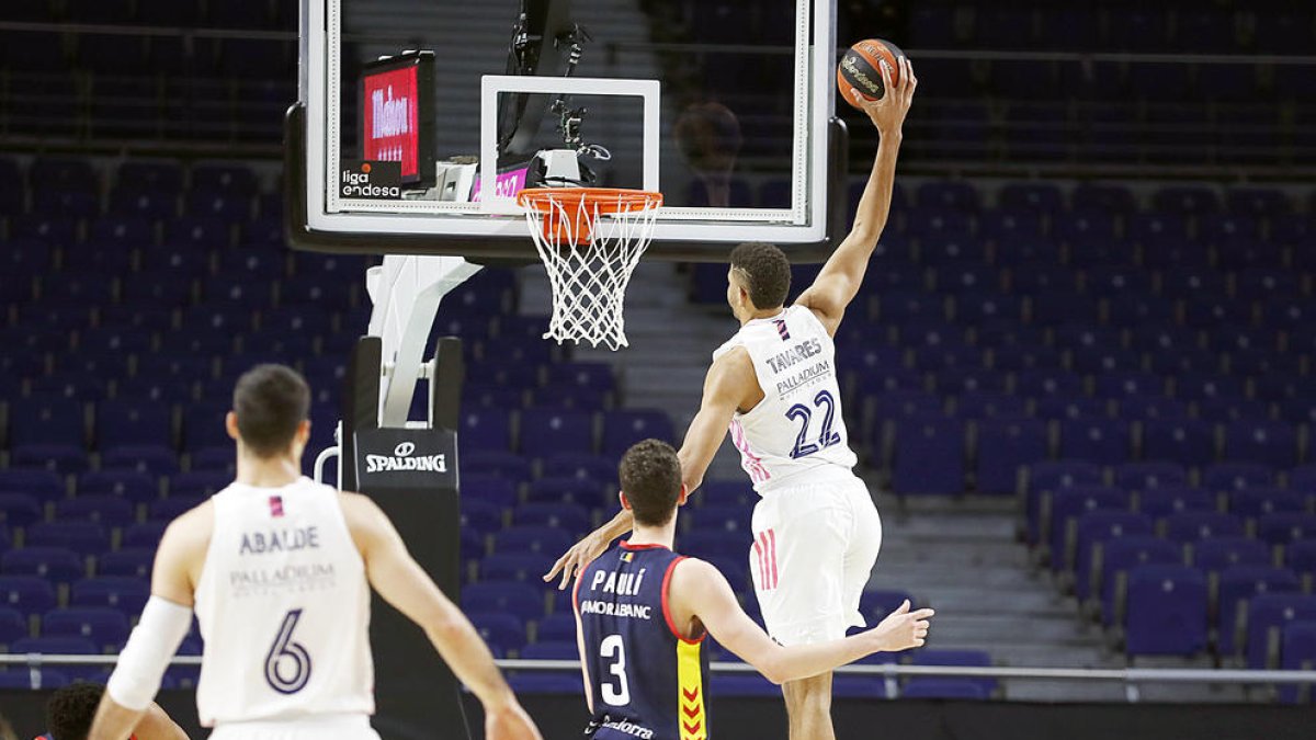 Tavares imposa la seva llei