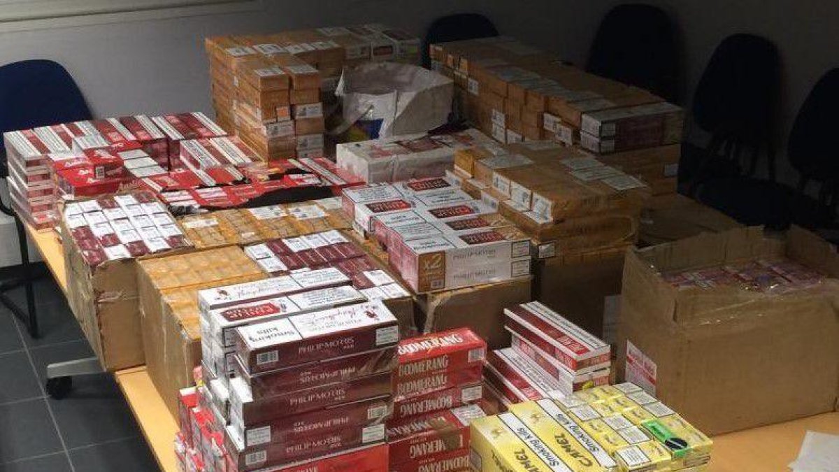 Una vintena de contrabandistes francesos abandonen 350 quilos de tabac