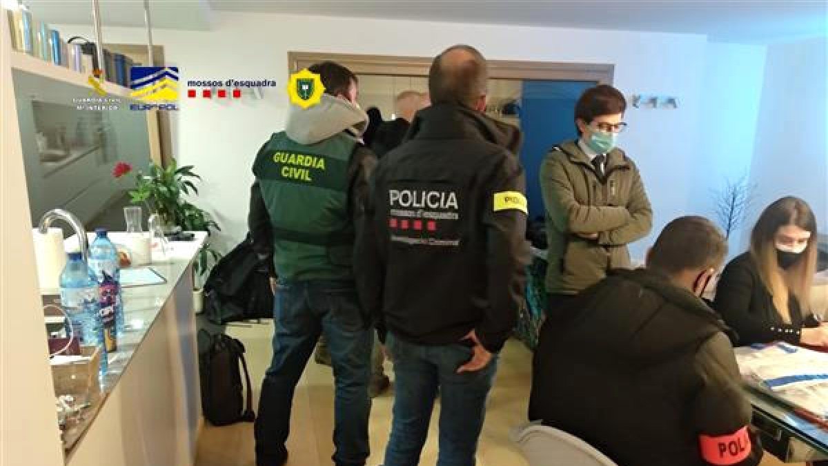 L'agent de policia investigat al·lega que l'aute de la batlle no s'ajusta a la realitat