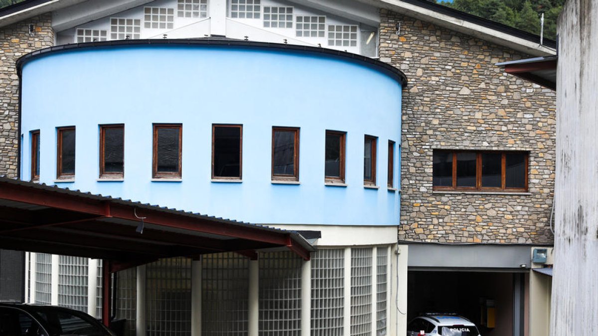 Dos mesos de presó per a un expolicia per assetjament