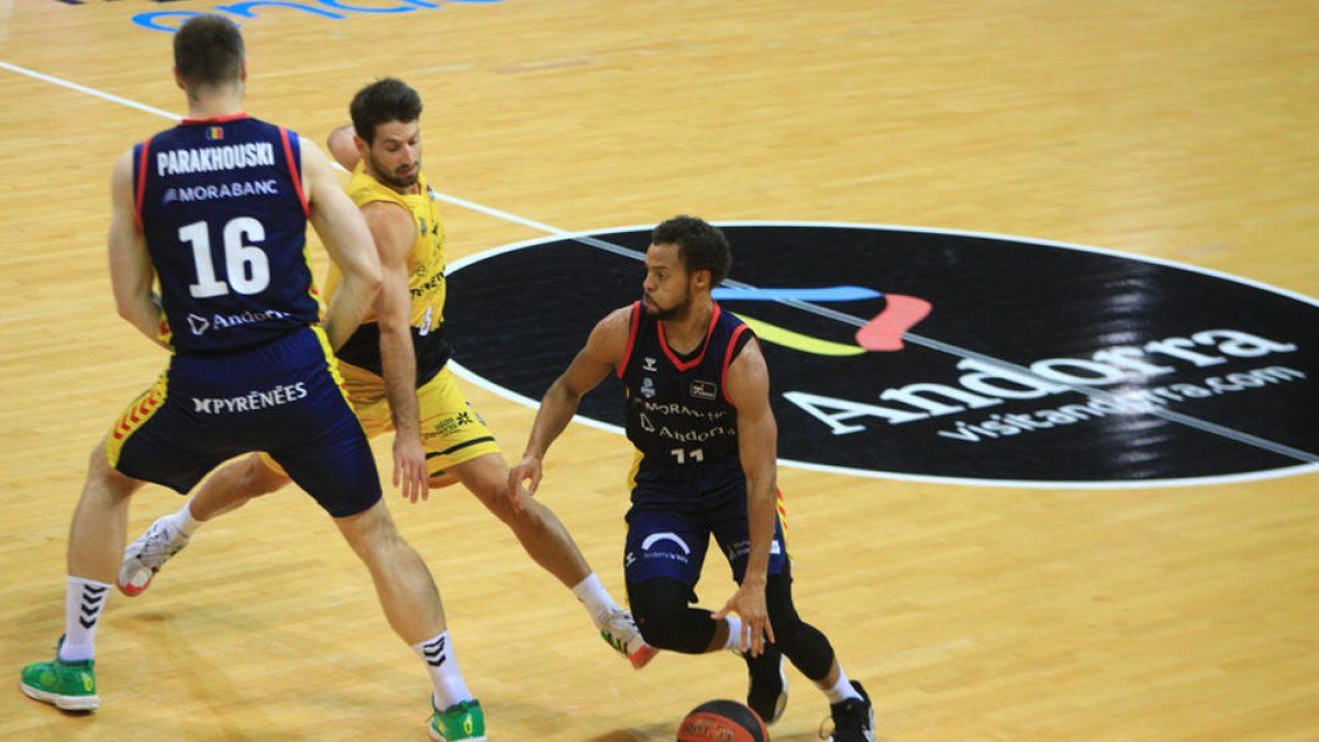 El Tenerife s'endú el triomf del Poliesportiu en un duel marcat per la mala actuació arbitral (83-89)