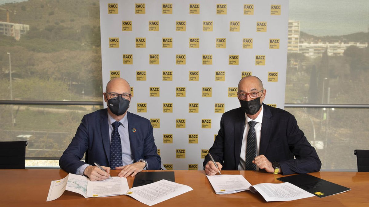 Jaume Bonell i Xavier Pérez, en la signatura del conveni.