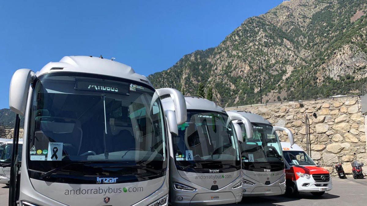 Llum verd de treball als 18 acomiadaments a Andbus