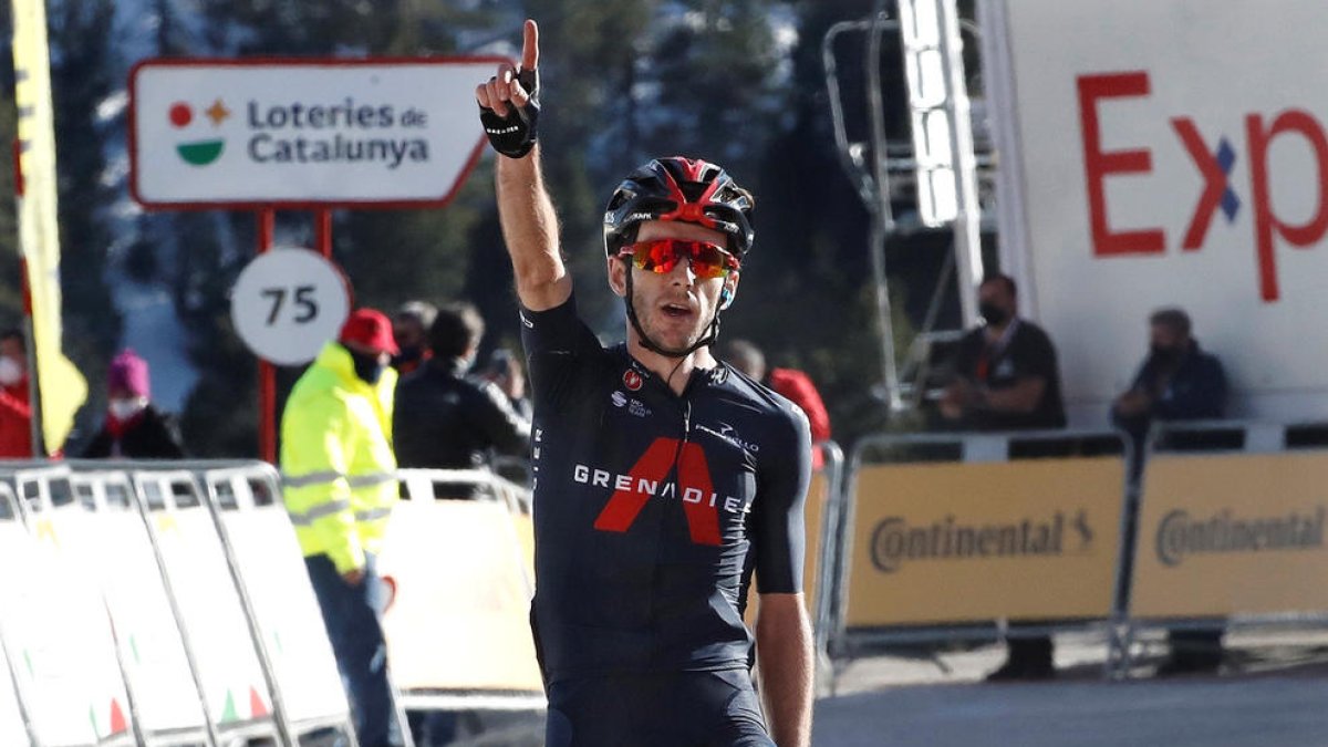 El resident Adam Yates guanya a Vallter 2.000 i se situa líder de la Volta a Catalunya