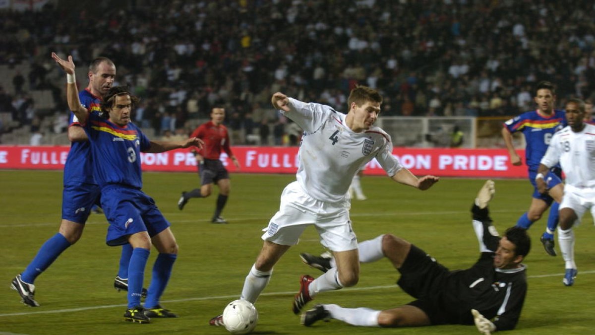 Steven Gerrard, autor de dos gols, en una acció del partit.