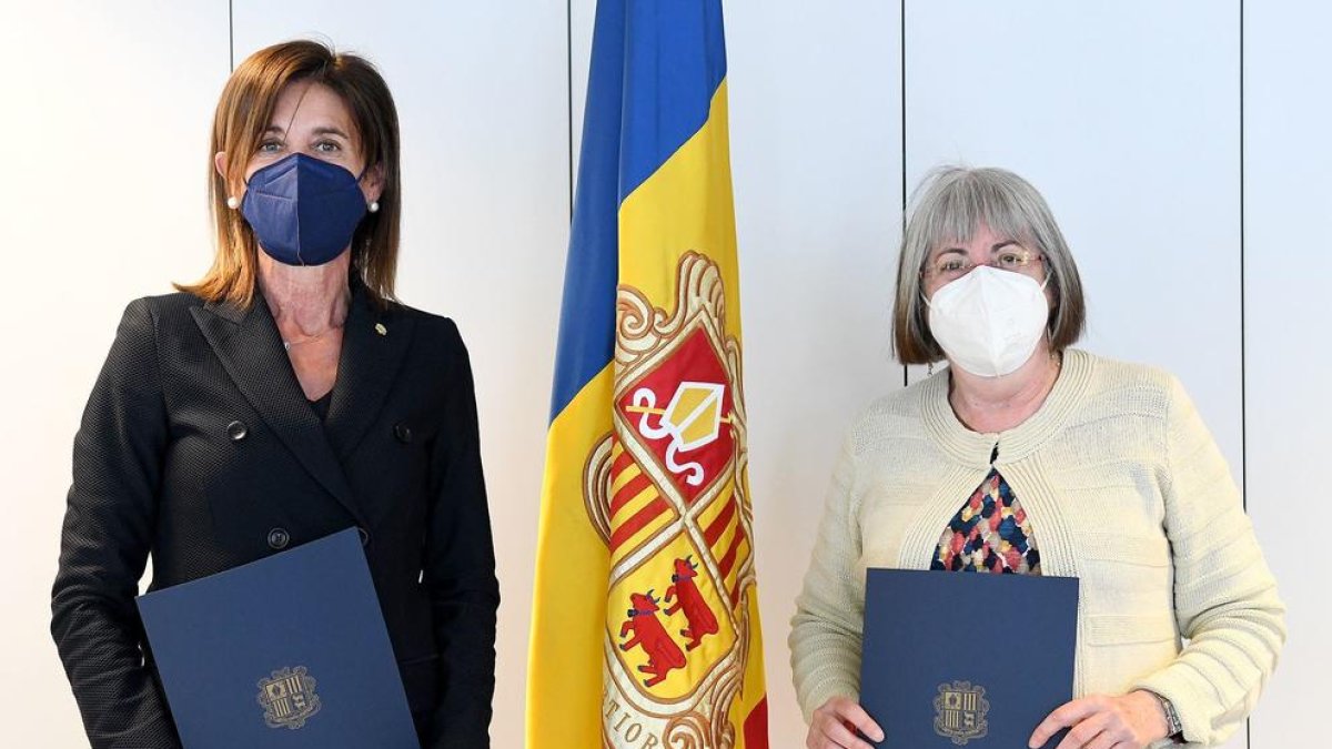 Ester Vilarrubla i Àngels Mach van signar ahir el nou conveni de la SAC