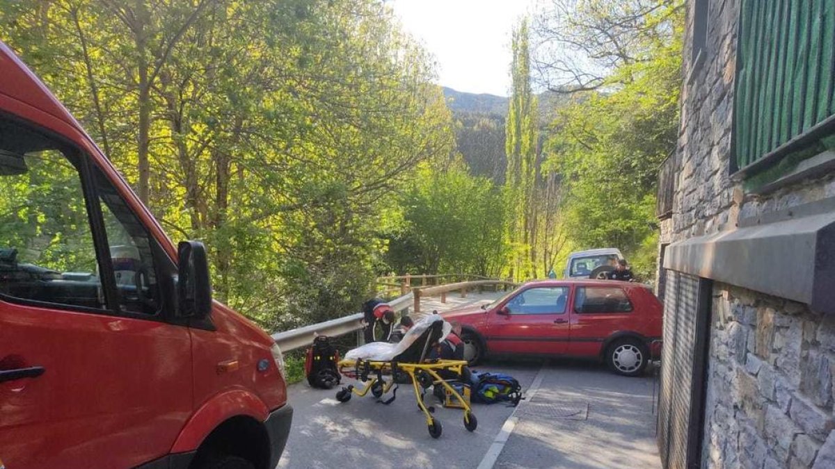 Accident entre un turisme i una motocicleta al camí ral de la Massana