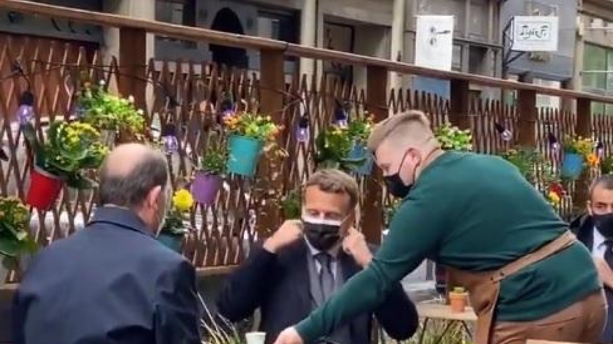 Macron i Castex prenent un cafè en una terrassa de París