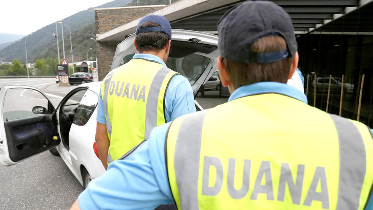 Govern licita les armes de foc per als agents de duanes
