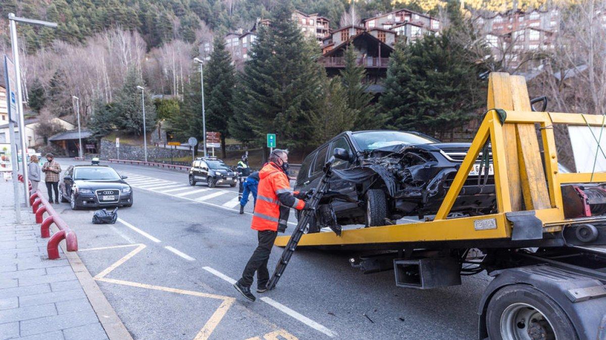 Una dona queda atrapada al cotxe en un accident a Oliana