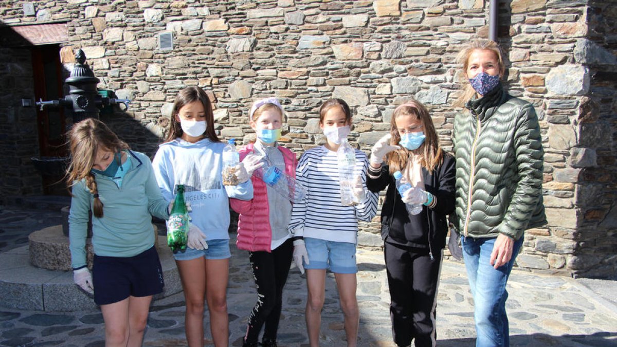 Una trentena d'alumnes recullen burilles a Ordino