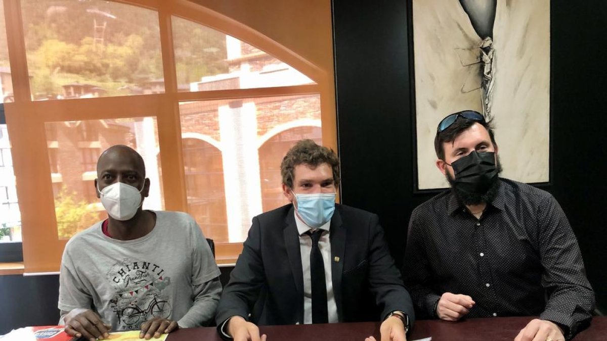 Abou Ba, Kevin Poulet i Matthieu Leyder, en la presentació de les activitats d'estiu
