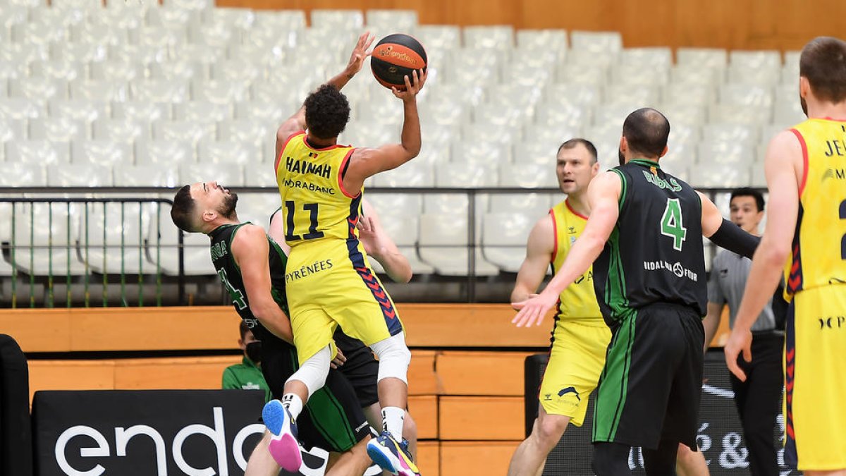El MoraBanc Andorra cau a Badalona (99-92) i ja no depèn de si mateix per assolir el play-off