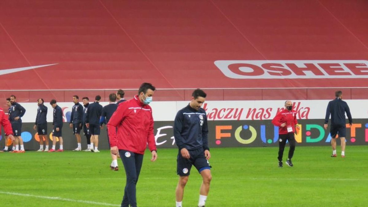 Cinc membres del cos tècnic de la selecció de futbol, positius per Covid