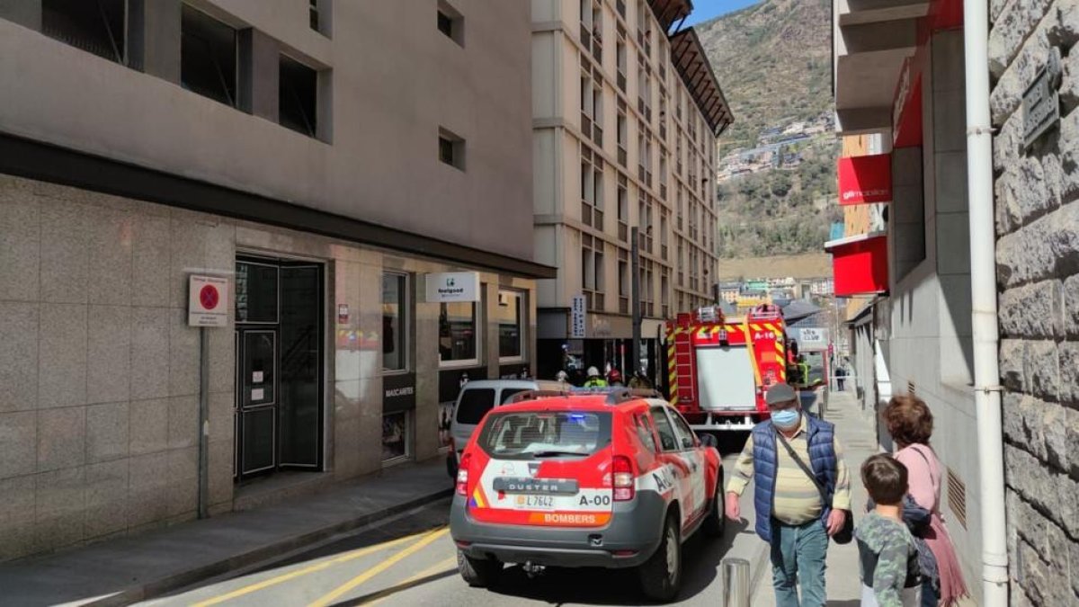 Equips de bombers al carrer Sabadell per l'incendi a Carlemany