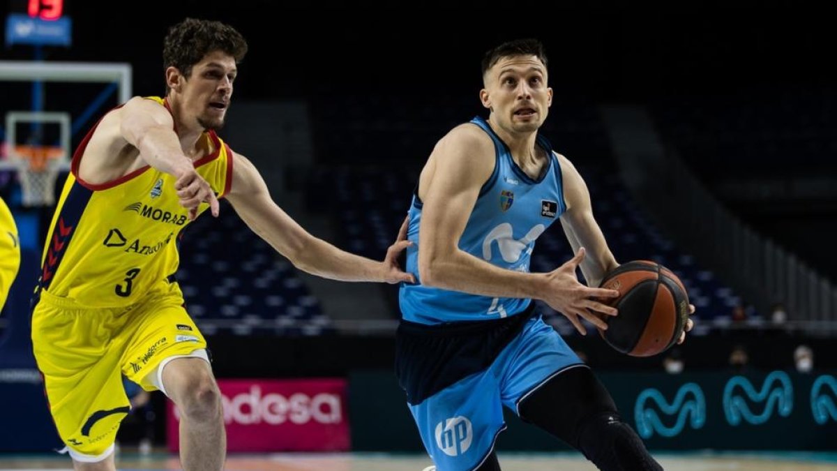 Paulí defensa Avramovic, durant el duel d'aquest vespre a Madrid.